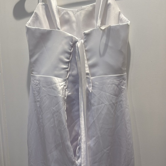 Elegant White Gown - Picture 3 of 3